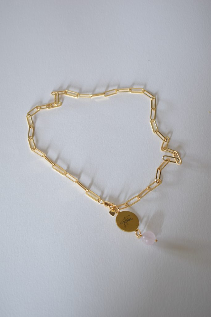 Bijou plaqué or avec médaille et pierre quartz rose